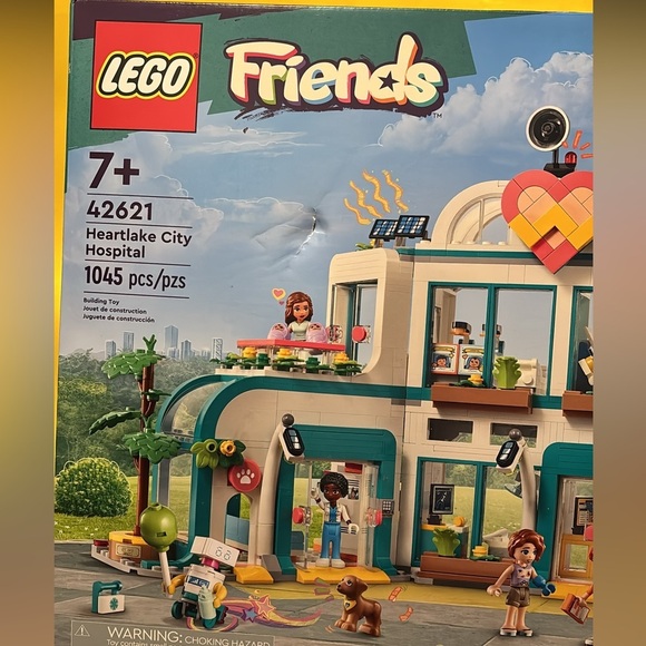 LEGO Friends Heartlake City Hospital Building Set 42621 - Picture 1 of 1